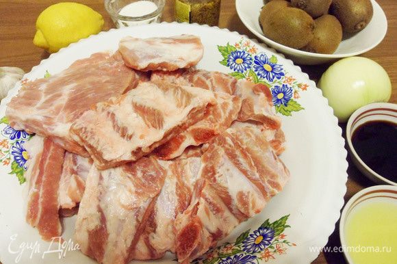 Исходные ингредиенты для приготовления свиных ребрышек на гриле.