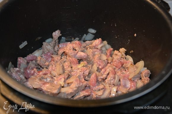Добавить мясо, жарить еще 4-5 минут. Посолить и поперчить. Далее закрыть крышку и клапан, готовить при режиме «Тушение» 20 минут.