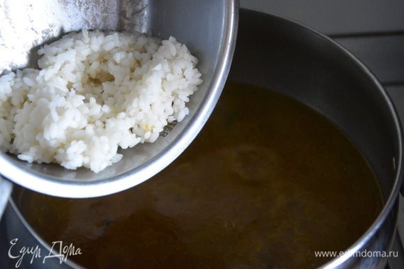 Следом добавить отварной рис. В рецепте указано количество отварного риса.