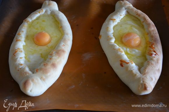 Выпекать в хорошо разогретой духовке при 250°С 10 минут. Вынуть, влить на сырную начинку яйцо, не разбивая желток.