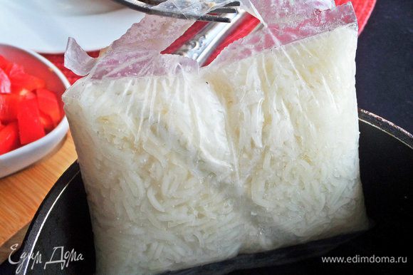 Для удобства отварить рис в пакетиках.