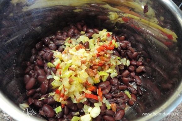 Овощи добавить к отваренной или консервированной фасоли, пюрировать блендером, влить отвар или овощной бульон и варить на медленном огне 10-15 минут. Попробовать на соль и перец.