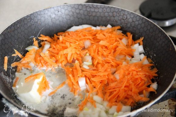 Лук и морковь обжариваем на сковороде на подсолнечном и сливочном масле 2-3 минуты.
