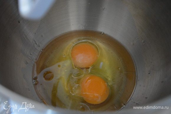 Миксером смешать яйца, ванильный экстракт, растительное масло.