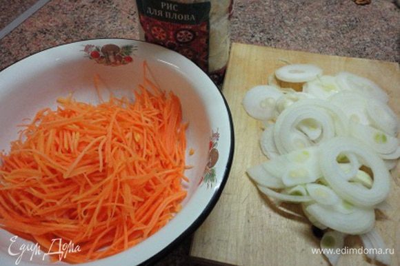Морковь и лук для гарнира нарежьте соломкой. Мне нравится морковь, натертая на корейской терке. Перчик чили освободить от семян и нарезать соломкой.