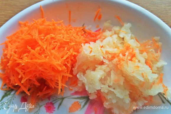 Морковь и дольку маринованного патиссона натереть.