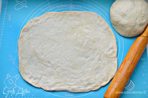 Готовое тесто разделите на 2 части и раскатайте по величине формы для выпечки.