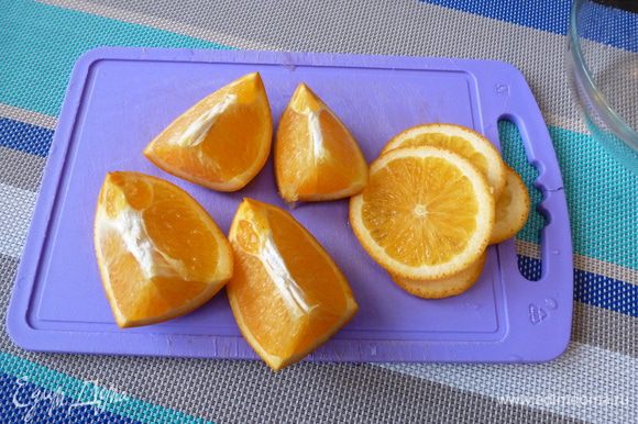 Пока нарежем апельсин. Выжмем сок. Часть апельсина нарежем колечками для украшения.