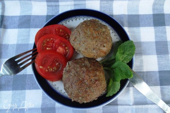 Подавать со свежими овощами и зеленью.