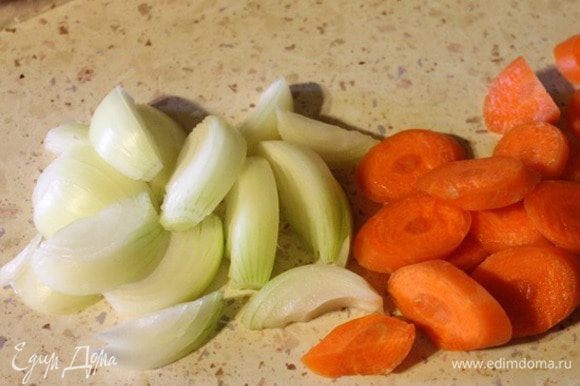 Морковь нарезать толстыми кружочками, лук — толстыми полукольцами. Чеснок очистить и раздавить ножом.