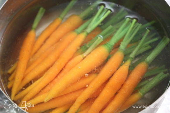В средней кастрюле вскипятить воду, добавить соль и морковь. Варить 5-6 минут, затем откинуть морковь на сито и обсушить.