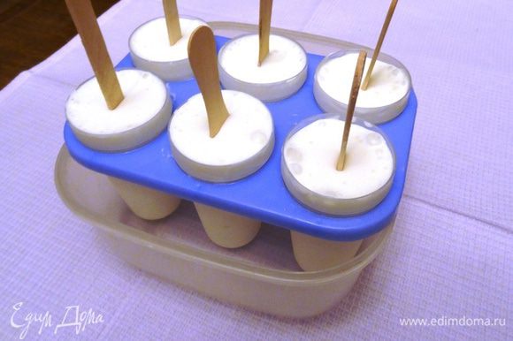 Теперь часть мороженого можно разложить по формочкам и отправить в морозильник. Оставшаяся часть уже готова к употреблению.