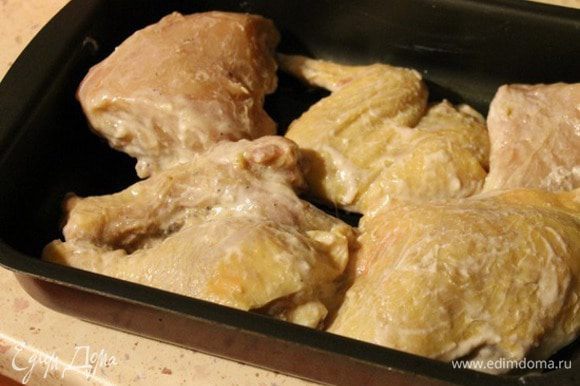 Форму для запекания смазать 1 ст. л. растительного масла, выложить курицу. Накрыть фольгой и поставить в заранее разогретую до 200°С духовку, на 30 минут. Затем снять фольгу и запекать еще 10-15 минут до легкого румянца.