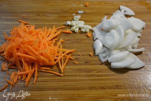 Лук репчатый тонко нарезать, морковь натереть соломкой, чеснок раздавить и мелко нарезать.