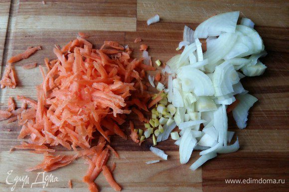 Пока тушатся сердечки, подготовим морковь и лук, порежем лук кусочками, морковь на терке.