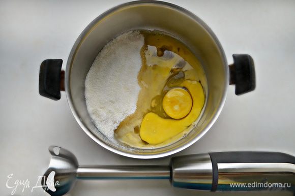 В кастрюле с помощью миксера (блендера) взбить яйца вместе с сахаром, туда же добавьте пару щепоток соли.