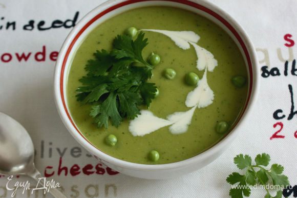 Сервировать суп листьями кориандра. При желании можно влить в каждую тарелку/чашку по 1 ст. л. жирных сливок. Приятного аппетита!