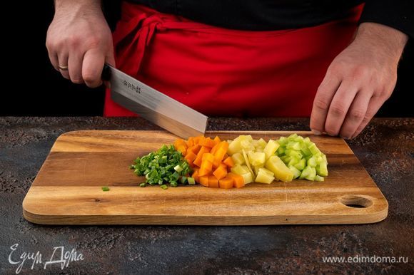 Отварите морковь и картофель. Нарежьте кубиками. Нарежьте очищенные огурцы и измельчите зеленый лук.