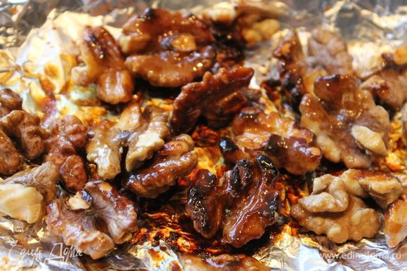 Когда на орехах мед превратиться в карамель, снимите их с огня и переложите на смазанную маслом тарелку, чтобы они не склеились между собою.