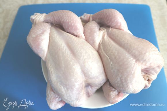 Здесь 2 цыпленка-корнишона весом по 800 г каждый. Мясо таких цыплят нежное и сочное, оно содержет небольшое количество жира.