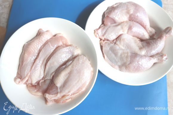 Острым ножом разделать цыплят на окорочка, грудки, спинную часть, крылышки.