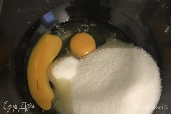Взбить яйца с сахаром и ванильным сахаром.
