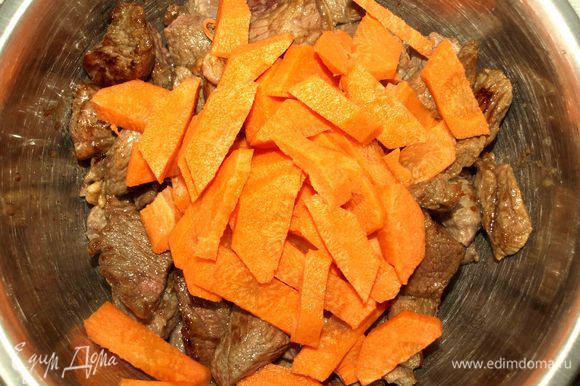 Крупную морковь режем (не мельчить). Добавить к мясу.