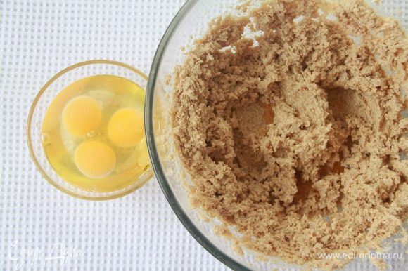 В сливочную пышную массу ввести по одному три яйца. Добавить ванильный экстракт.