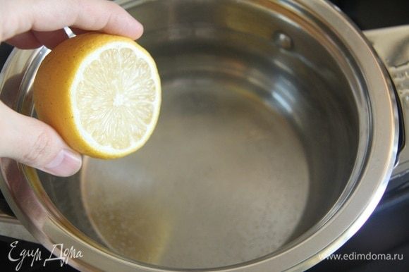 Вскипятить воду для варки риса, добавить в воду немного сока лимона.
