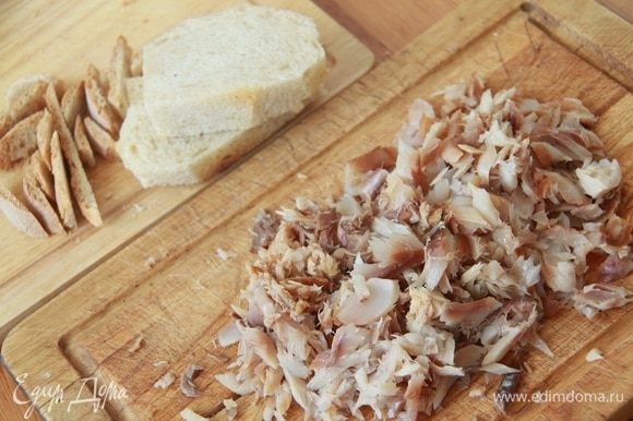 Мясо рыбки отделить от костей, косточек и шкурки, разделить на некрупные кусочки. У хлеба обрезать корку.