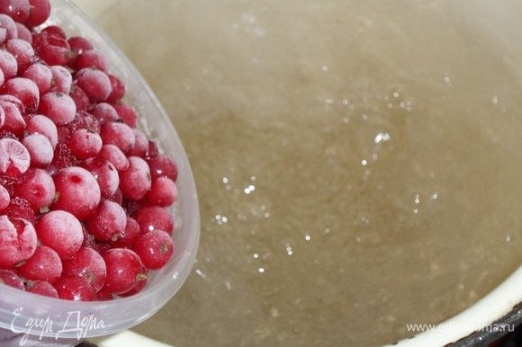 В кипящую сладкую воду закладываем красную смородину (у меня замороженные ягоды).