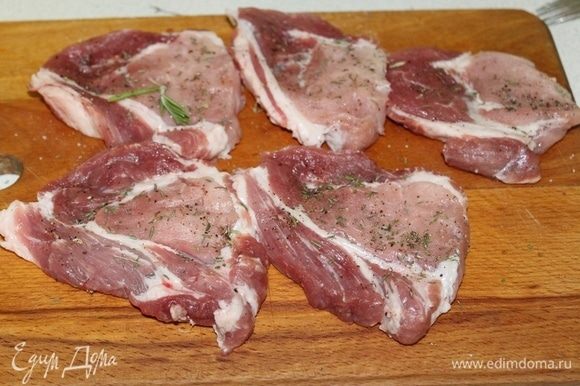 Кусочки свинины посолить, поперчить, посыпать измельченной зеленью, сбрызнуть оливковым маслом. Все это втереть в мясо руками.Оставить на 15 минут.
