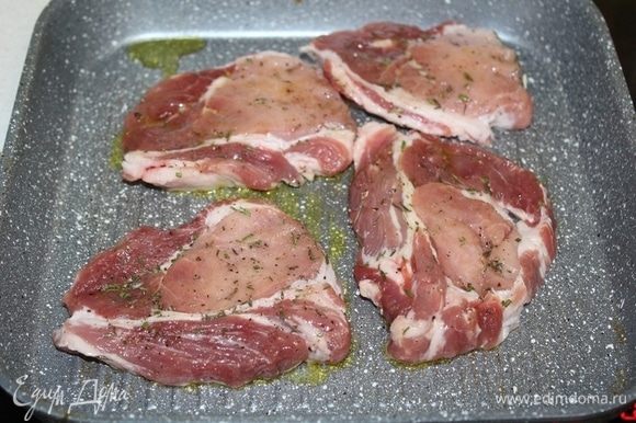 Обжарить кусочки на раскаленном оливковом масле с двух сторон. Переложите мясо в форму и отправьте в духовку на 10-15 минут.