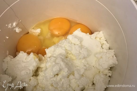 В миску кладем творог, яйца, крахмал, манную крупу, соль и сахар (кто любит послаще, можно увеличить количество сахара). Добавляя каждый ингредиент, все смешиваю миксером. В конце добавляю гашеную уксусом соду.