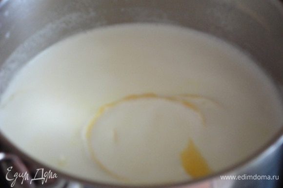 Рис варим в 500 мл молока с цедрой лимона, щепоткой соли и 1 ст. ложкой сахара при медленном кипении около 40 минут. Оставить в кастрюле еще на 30 минут пропариться.