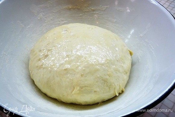 Замешиваем эластичное тесто, формируем шар, смазываем растительным маслом, накрываем кухонным полотенцем и оставляем на 20 минут.