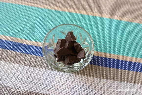 В микроволновке растопим черный шоколад. Каждую черешенку макаем в шоколад, а затем обваляем в ореховой крошке или в кунжуте, или в панировочных сухарях.