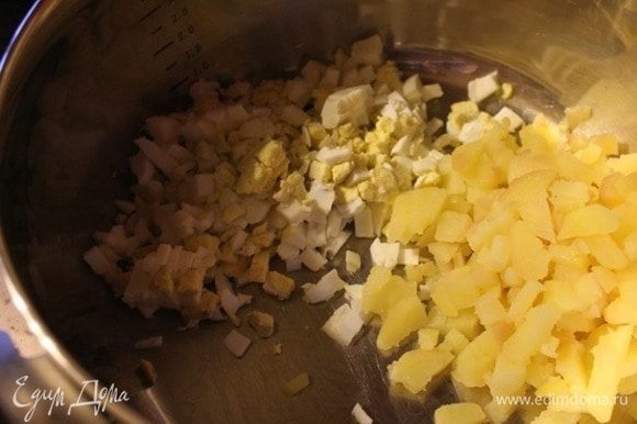 Картофель и яйца отварить, остудить и нарезать мелкими кубиками.