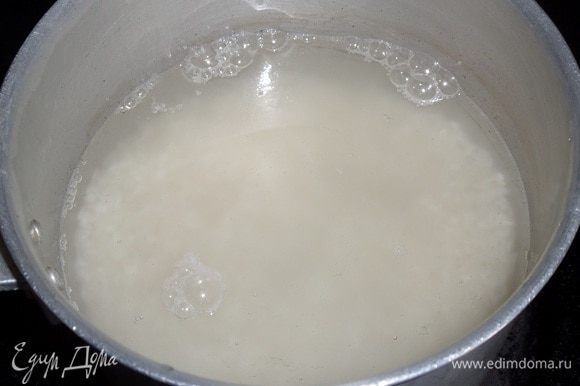 Промытый рис кладем в кастрюлю. Добавляем 2 стакана чистой воды и 1/2 ч. л. соли. Варим до готовности.