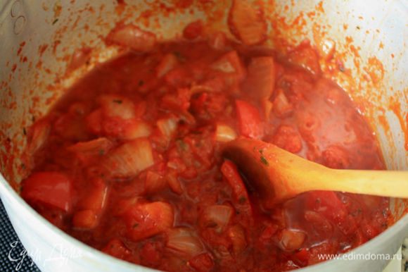 Помешивая, готовить 5-8 минут, затем добавить томаты, бульонный кубик и довести до кипения, приправить черным перцем.