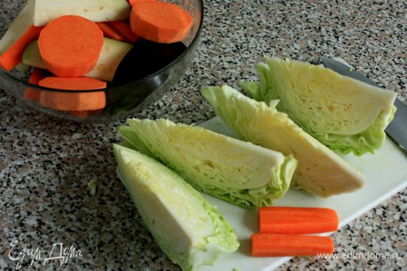 Морковь и баклажан нарезать крупными брусочками, батат кружочками, капусту — клиньями, не удаляя кочерыжку.