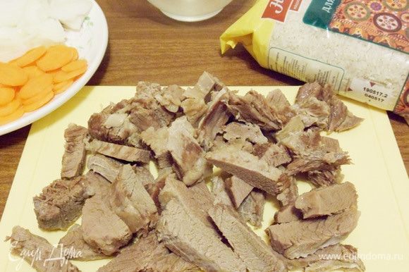 Отварное мясо нарезать брусочками.