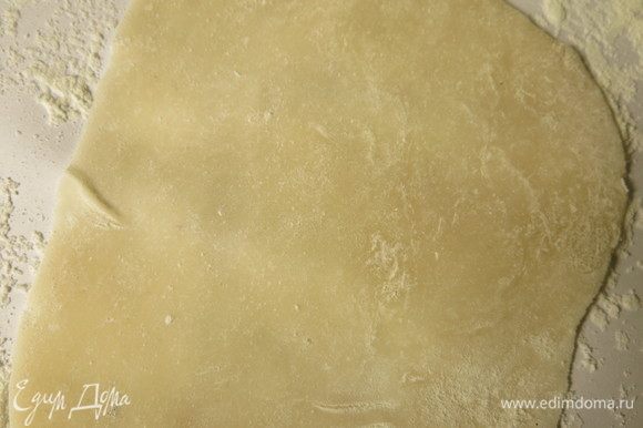 Раскатываем пасту на поверхности с крахмалом, толщина — дело вкуса, рекомендуют до 4 мм.
