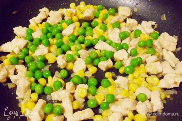 Затем добавить зеленый горошек и консервированную кукурузу. Готовить 2-3 минуты при постоянном помешивании.
