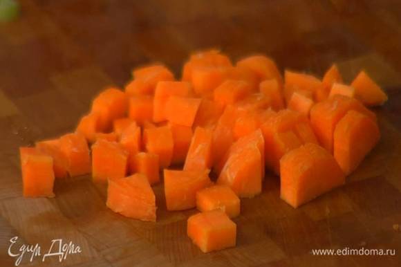 Морковь почистить и нарезать маленькими кубиками.