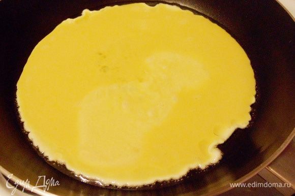 Нагреваем растительное масло в сковороде, вливаем половину яичной смеси (один стаканчик), быстро и аккуратно мешаем, чтобы получить однородную консистенцию и ждем, пока омлет схватится.
