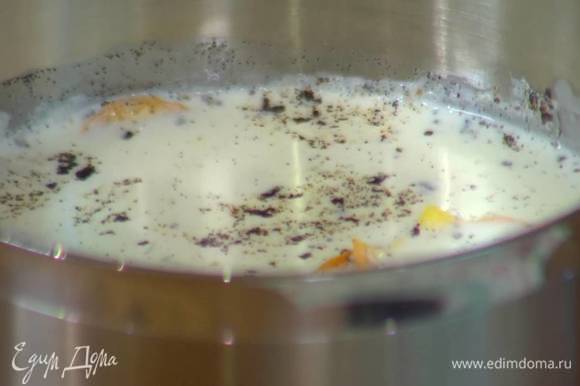 В кастрюле соединить молоко и 150 мл сливок, добавить всю цедру, измельченную ваниль и довести до кипения, затем снять с огня и вынуть цедру.