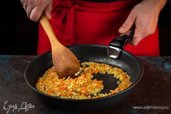 Репчатый лук и морковь нарежьте мелко и обжарьте на растительном масле до прозрачности.