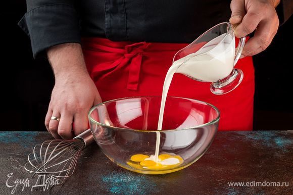 Перепелиные яйца взбейте со сливками.