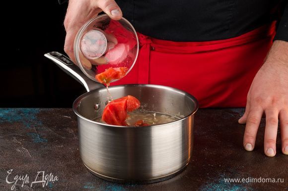 Когда горох будет почти готов, добавьте измельченный помидор.